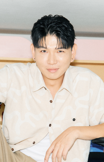 인플루언서 제이쓴이 앉아 있는 이미지