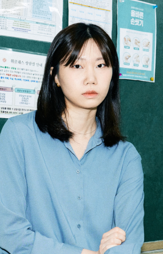 인플루언서 니니가 서있는 이미지