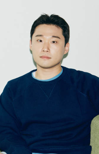 인플루언서 니니가 자취남이 앉아 있는 이미지