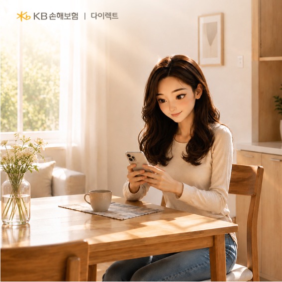 한 여성이 집 테이블 의자에 앉아 '스마트폰'을 보고 있는 모습이다.