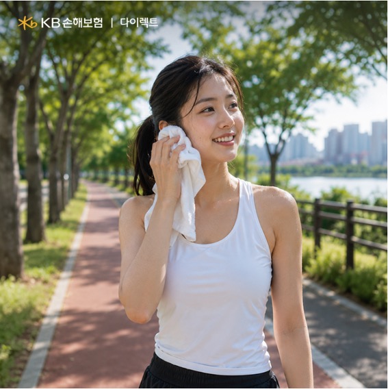 강가에 있는 산책로에서 '운동'을 하며 땀을 닦는 여성의 모습이다.
